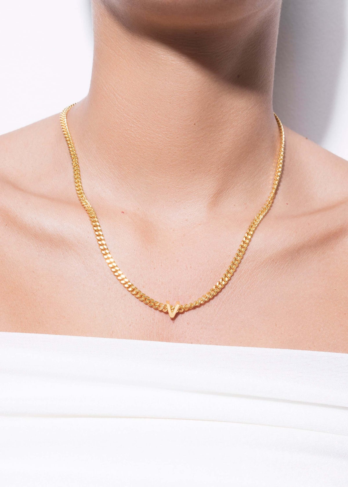 collier alphabet avec pendentif V Colliers
