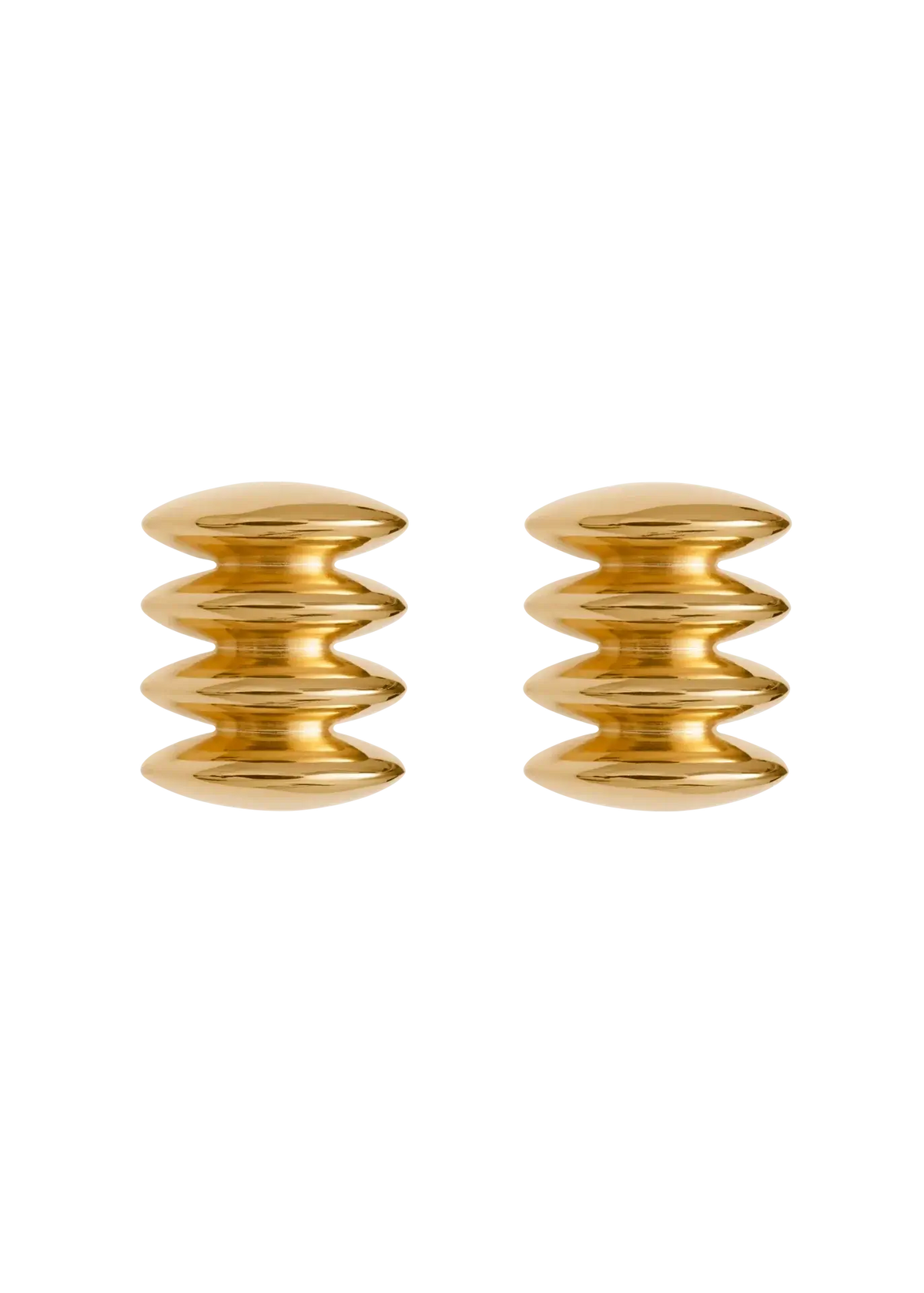 Paire de boucles d'oreilles en or au design ondulé sur fond blanc