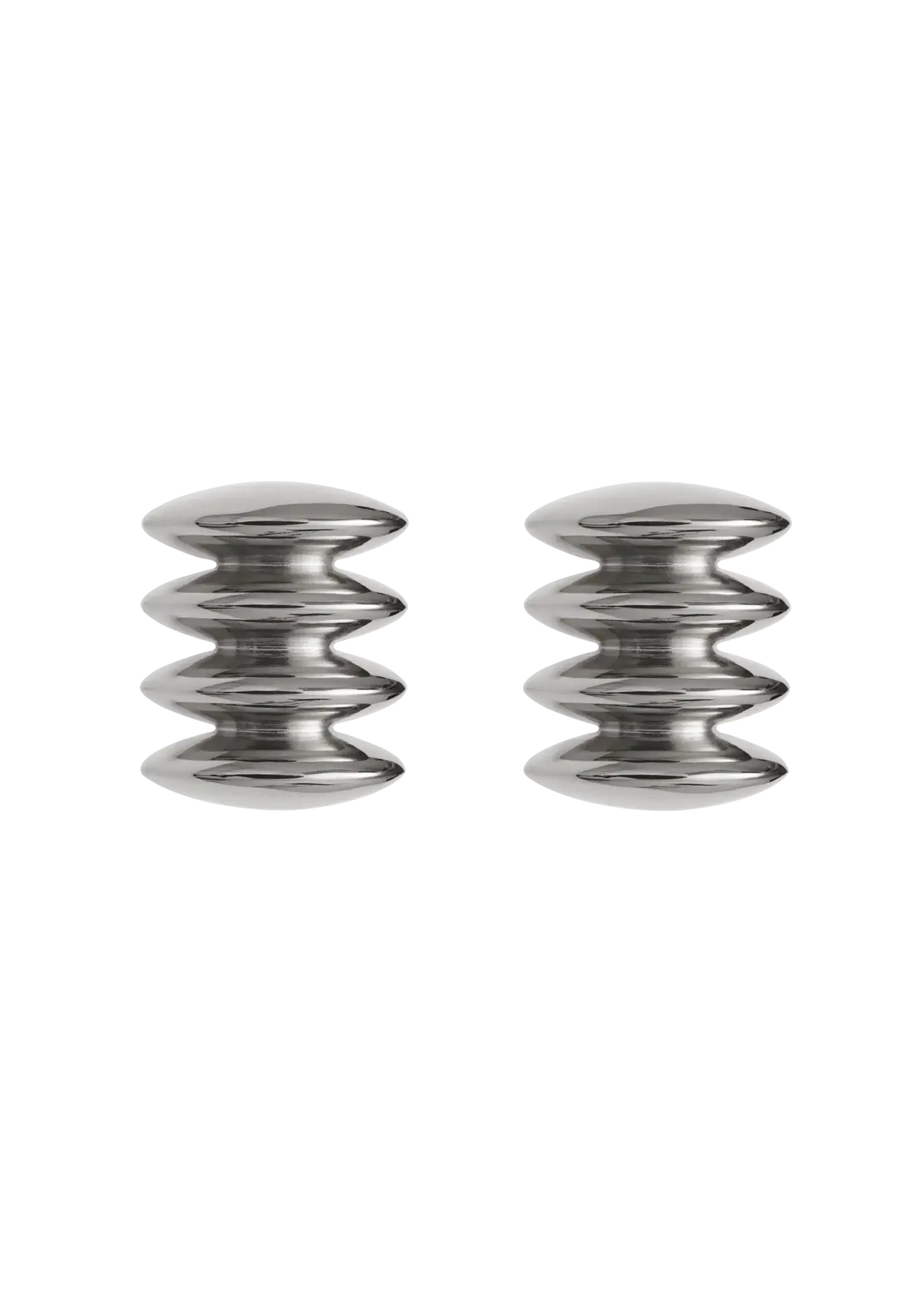 Paire de boucles d'oreilles en argent sur fond blanc