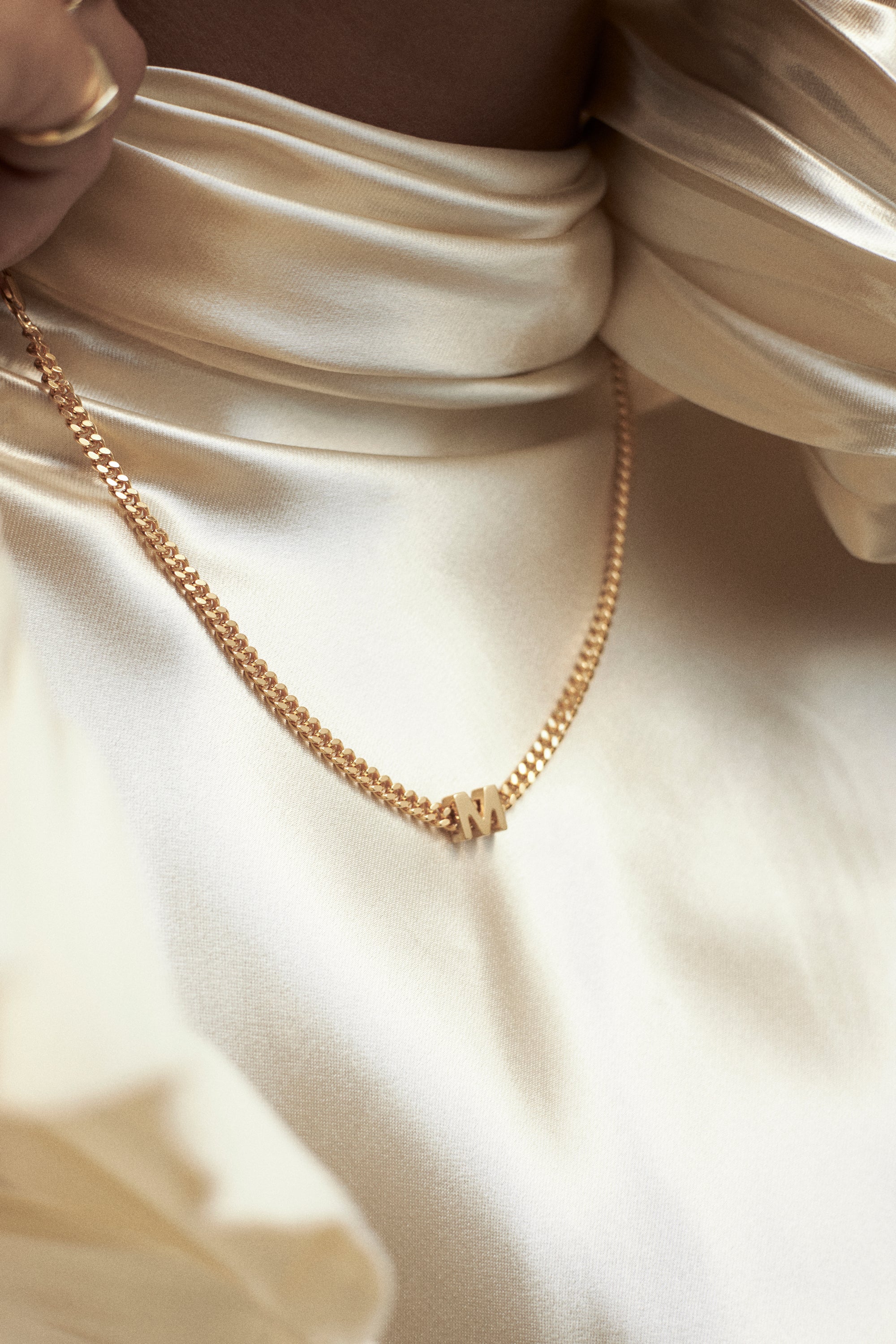 collier alphabet avec pendentif M