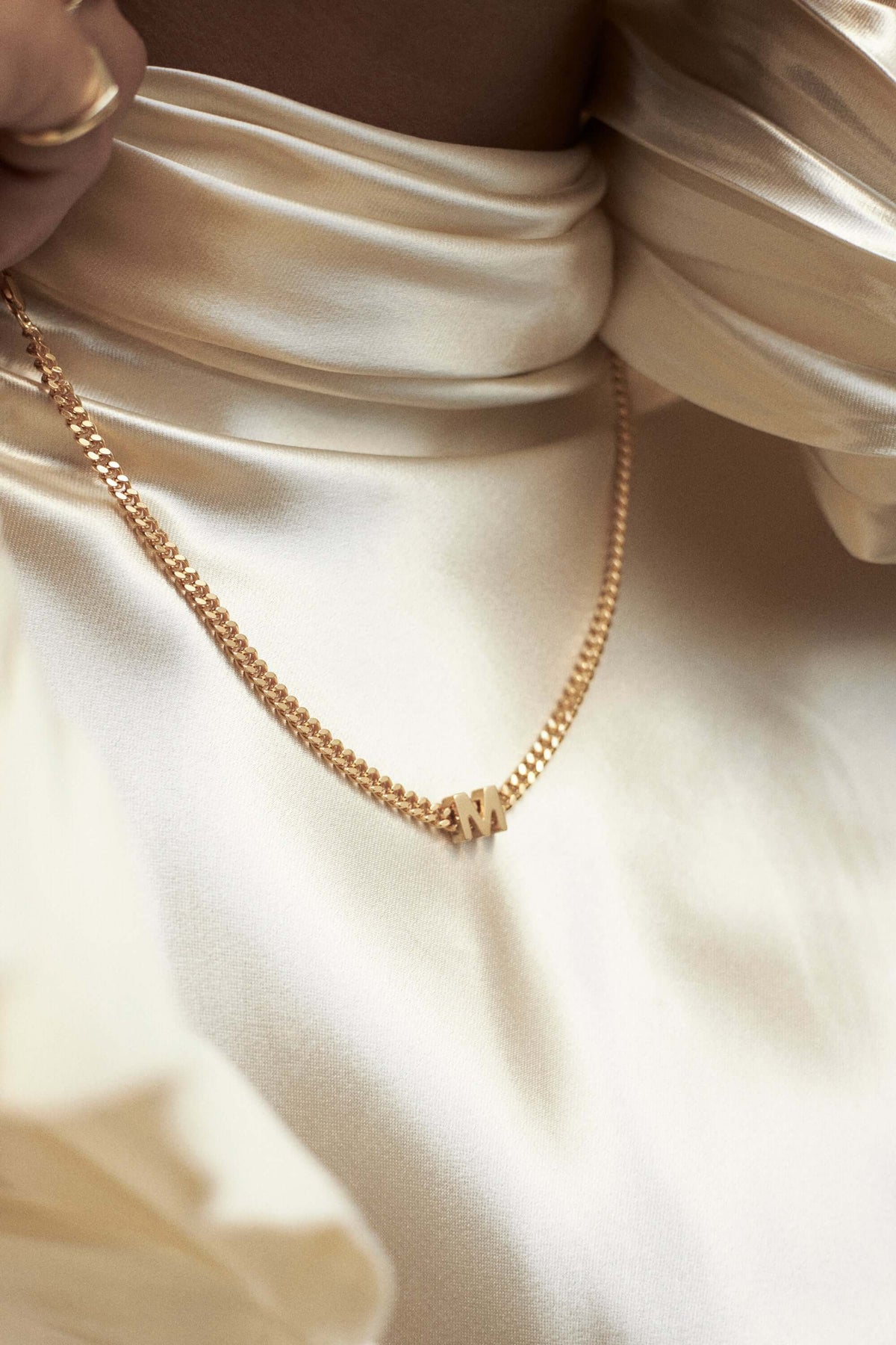 collier alphabet avec pendentif M Colliers