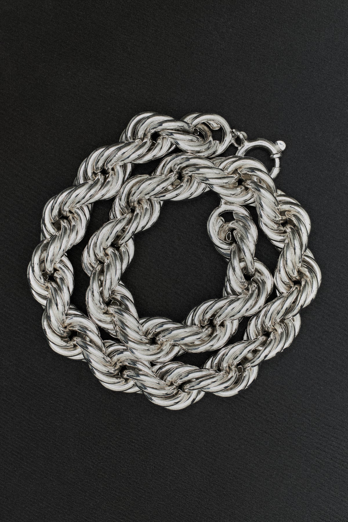 Collier chaîne en argent sur fond noir
