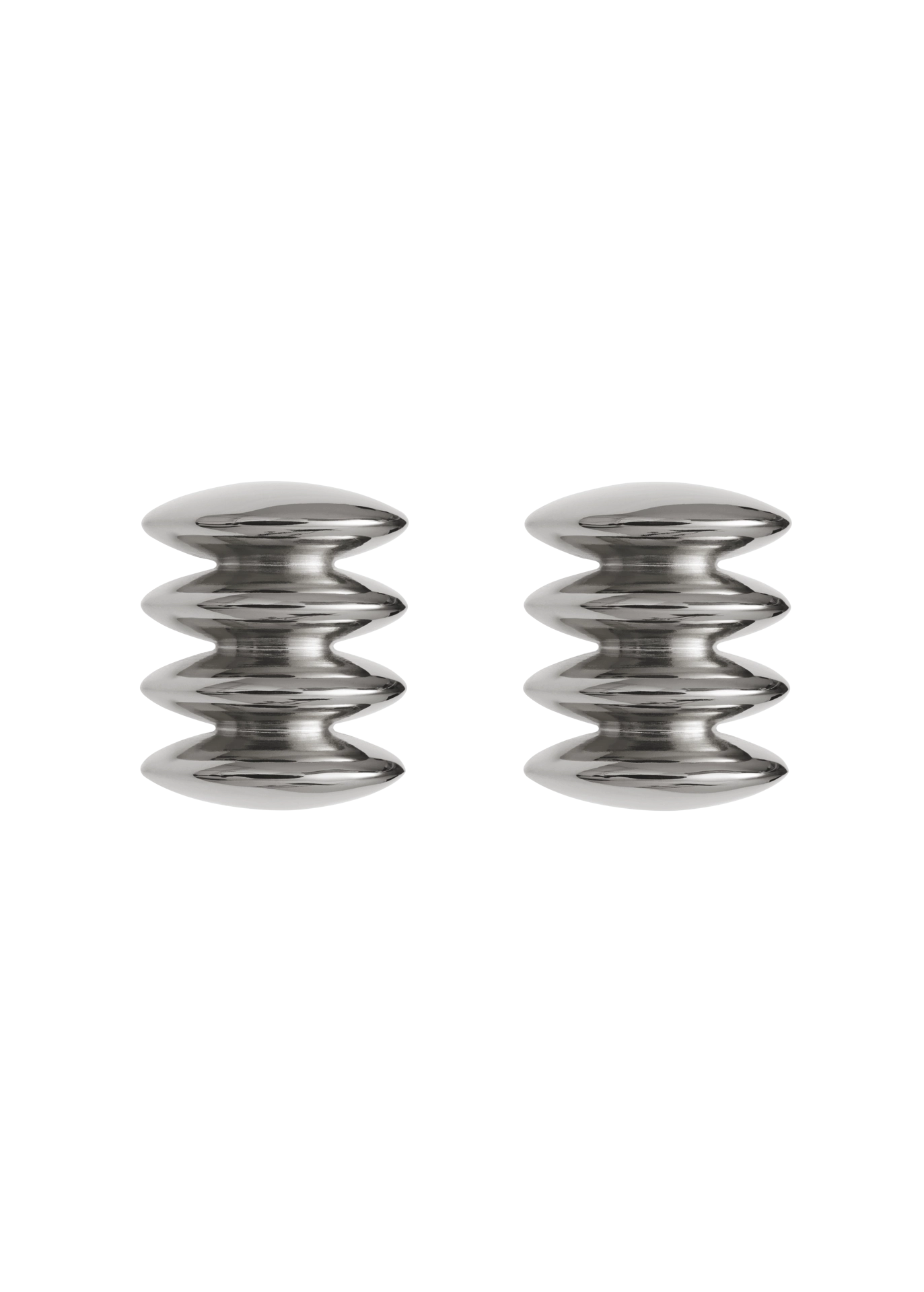 Paire de boucles d'oreilles en argent sur fond blanc