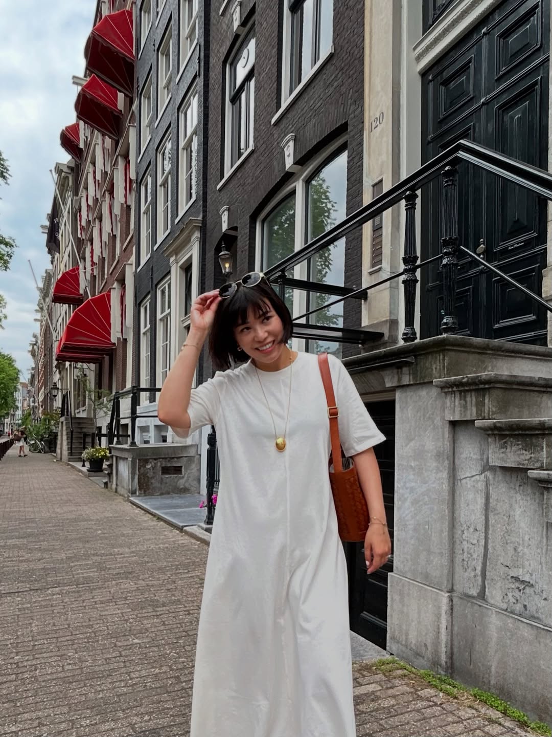 model wearings chéri necklace long in gold 