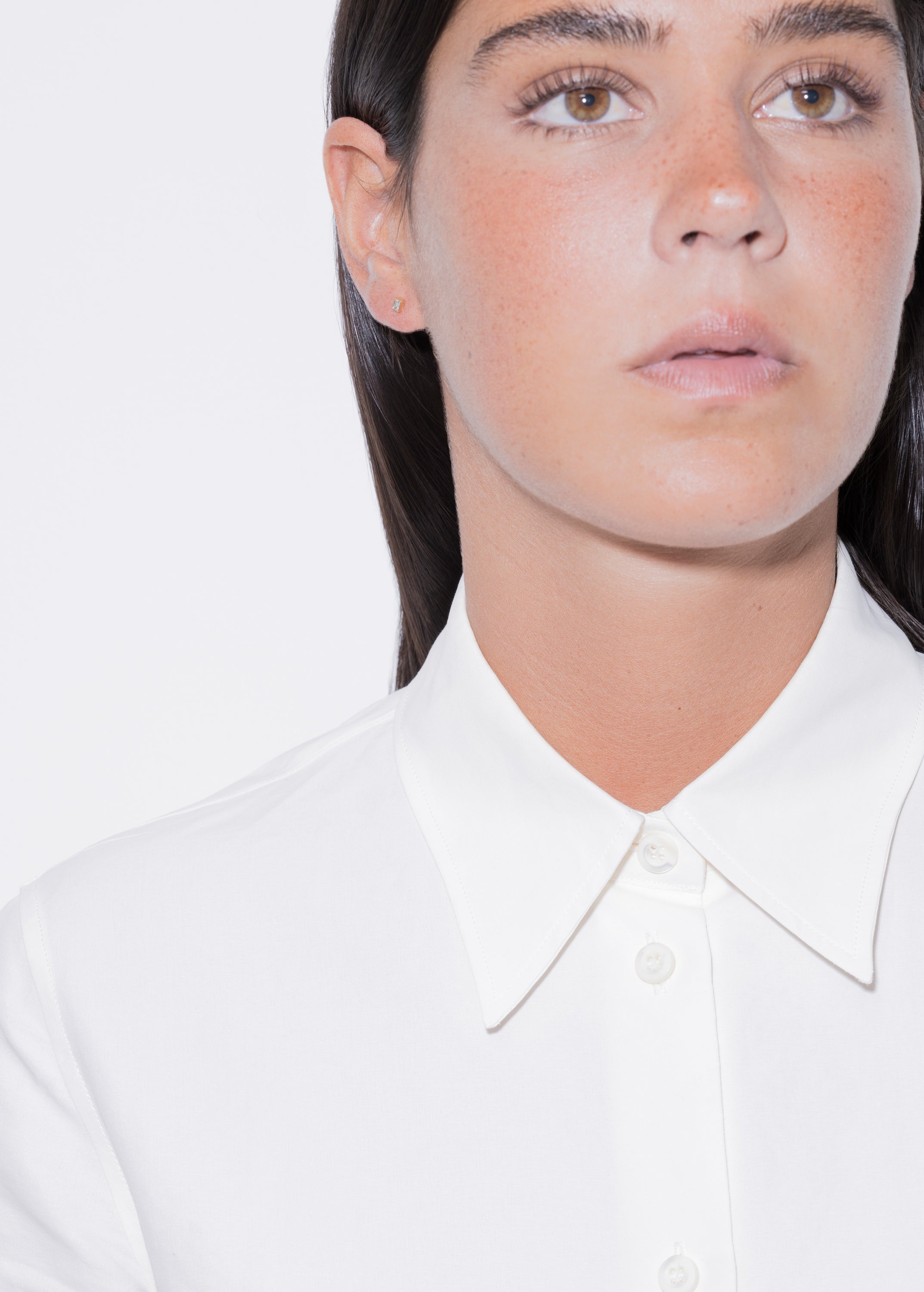 model wearing earring starter 08 diamond in 18k