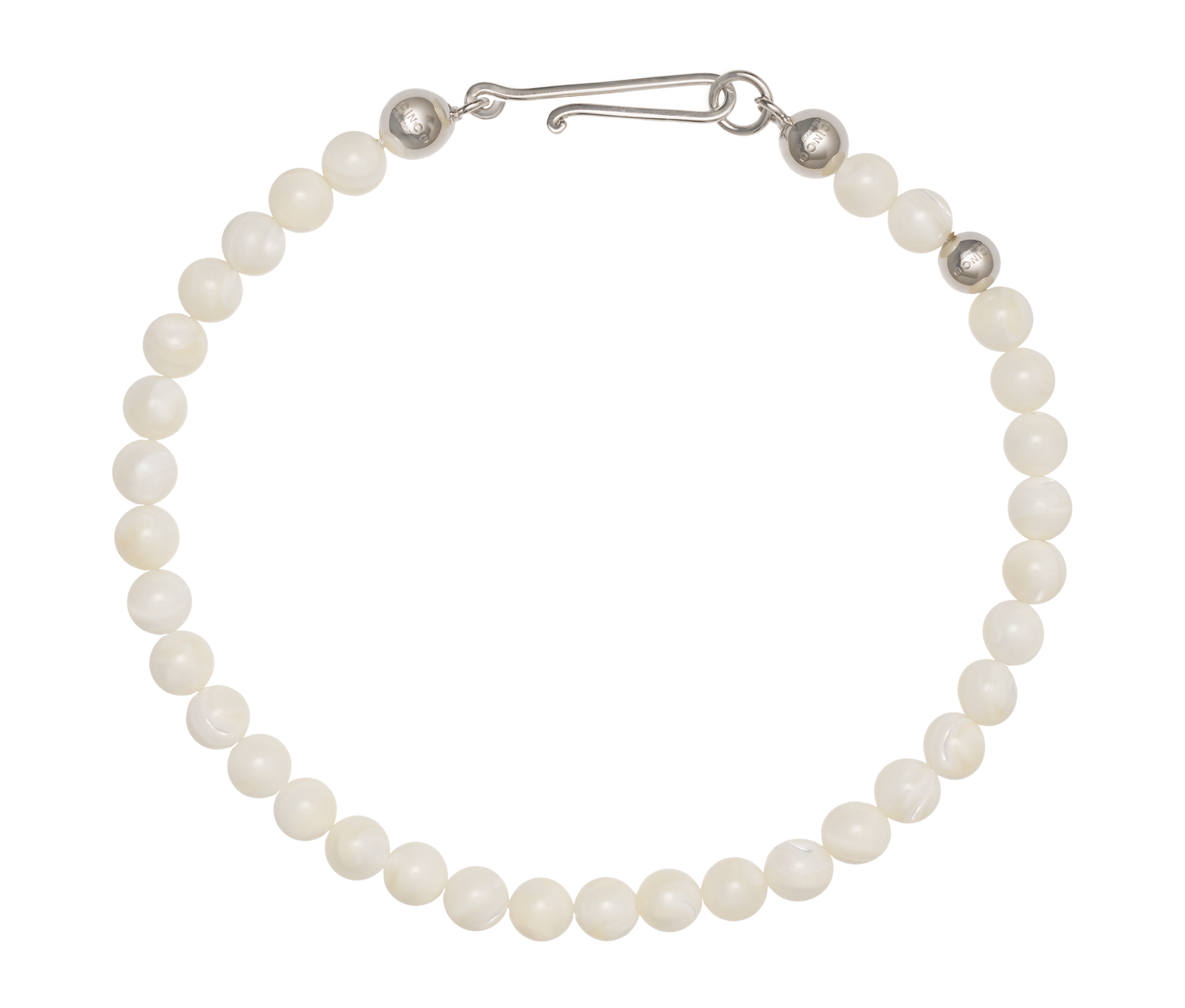 Collier de perles avec fermoir en argent sur fond blanc