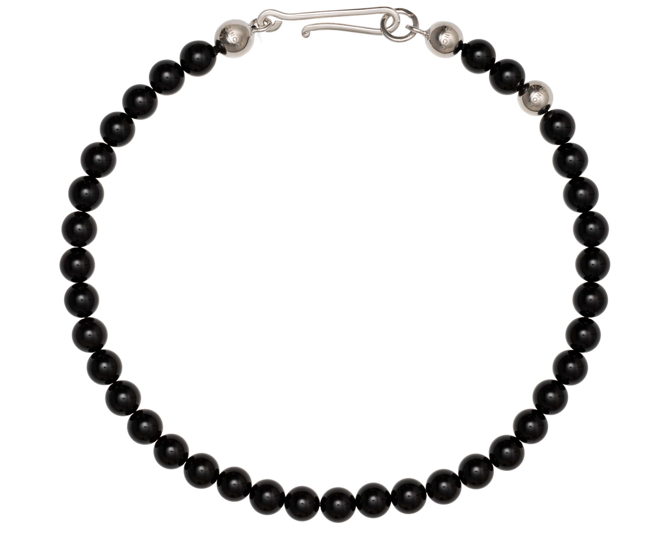 collier en onyx avec fermoir en argent sur fond blanc