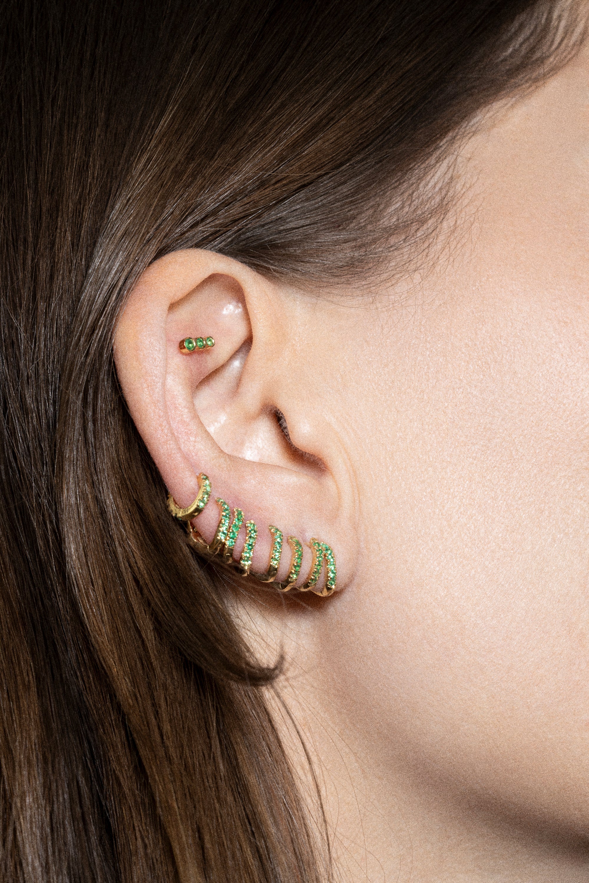 Orelha modelo multi earrings emerald 18k