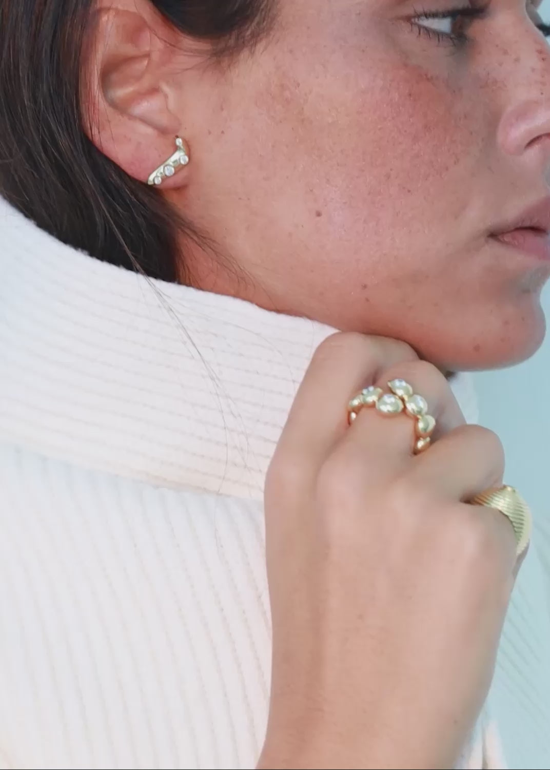 Charger la vidéo: Unending 18k diamond earrings Earrings