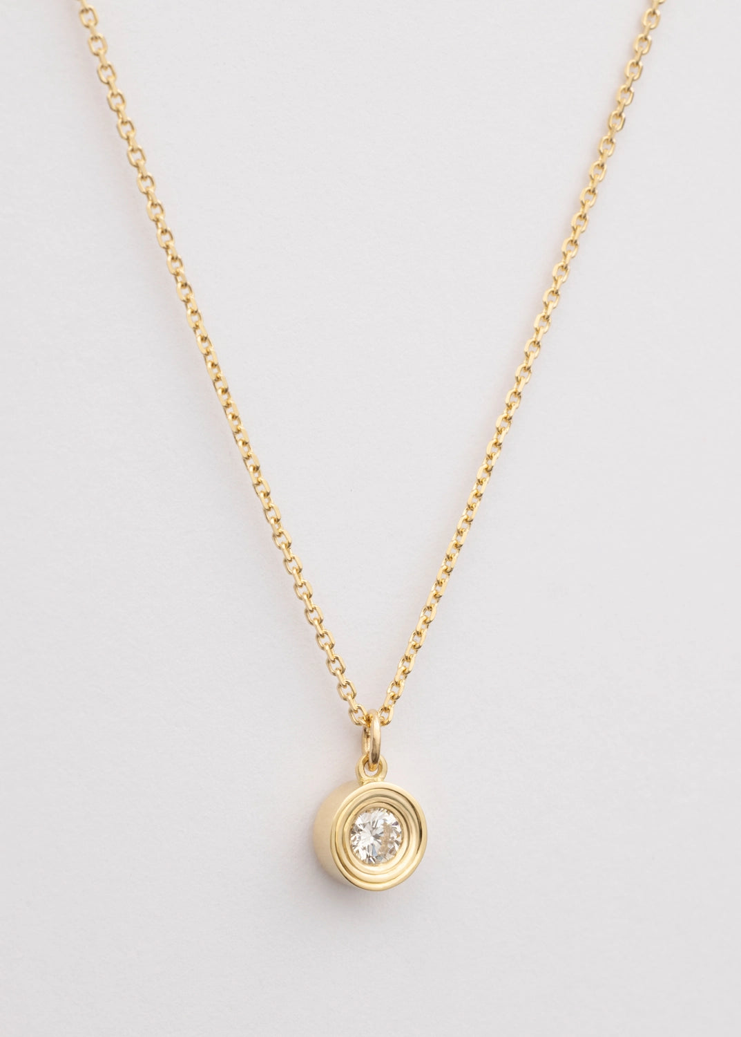 collier rond serti de diamants 18 carats Colliers
