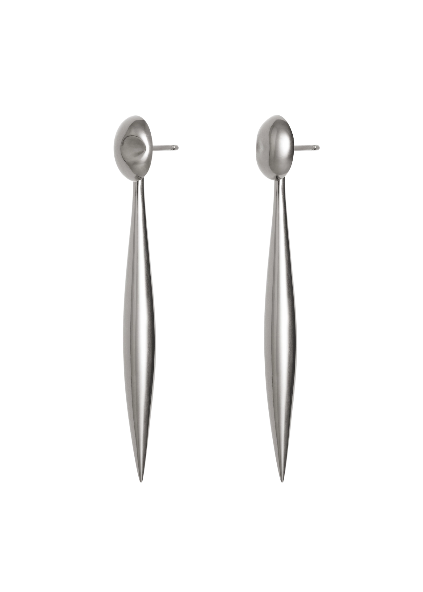 Boucles d'oreilles en argent au design long, fin et en forme de lance sur fond blanc